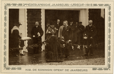 600035 Afbeelding van koningin Wilhelmina die in de tuin van Tivoli (Kruisstraat) te Utrecht een guirlande van bloemen ...